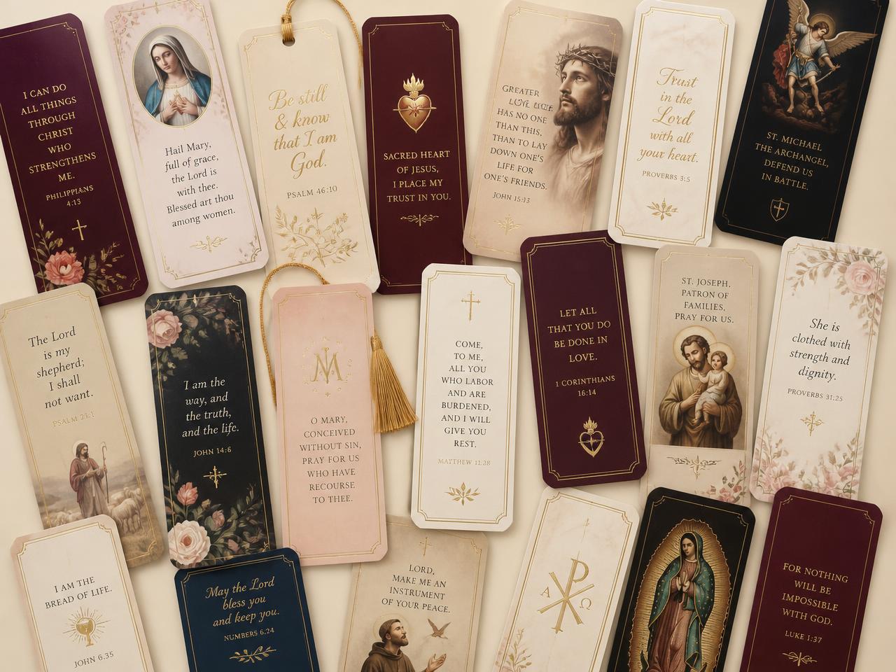 Dezenas de marcadores católicos premium espalhados sobre uma mesa
